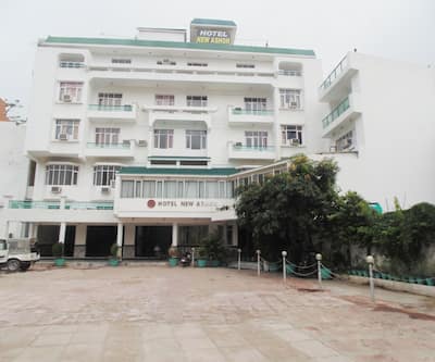 https://imgcld.yatra.com/ytimages/image/upload/t_hotel_yatra_city_desktop/v1438608439/Domestic Hotels/Hotels_Katra/Hotel New Ashok/DSC00043.jpg